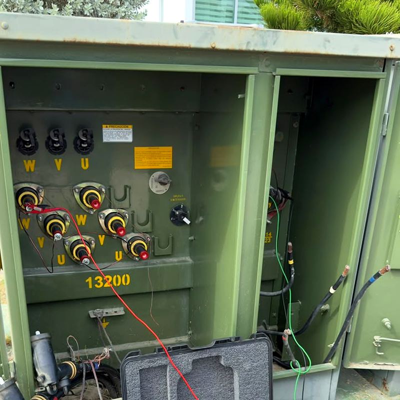 Técnico de ingeniería eléctrica en tablero de transformador