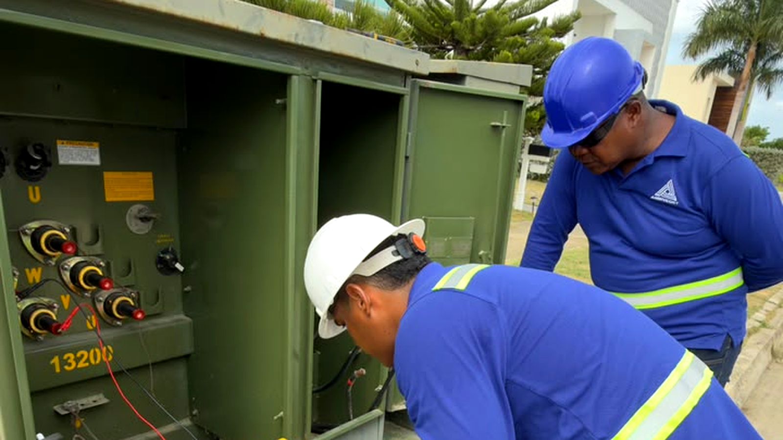 Técnicos de Aservicost realizando mantenimiento de transformador
