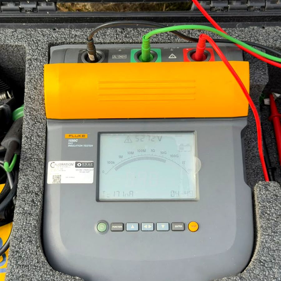 Medidor de aislamiento Fluke en uso durante prueba eléctrica